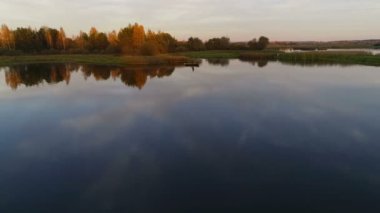 Bir balıkçının teknedeki görüntüsü.