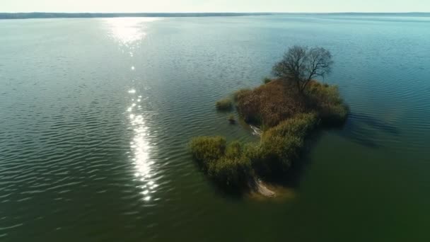 Vista aérea de um lago azul com uma ilha — Vídeo de Stock