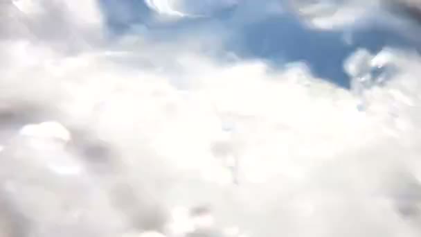 Las olas del mar salpicando sobre la playa de arena — Vídeos de Stock