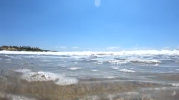 Las olas del mar salpicando sobre la playa de arena — Vídeo de stock