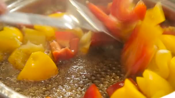 Paprika in der Pfanne gebraten — Stockvideo