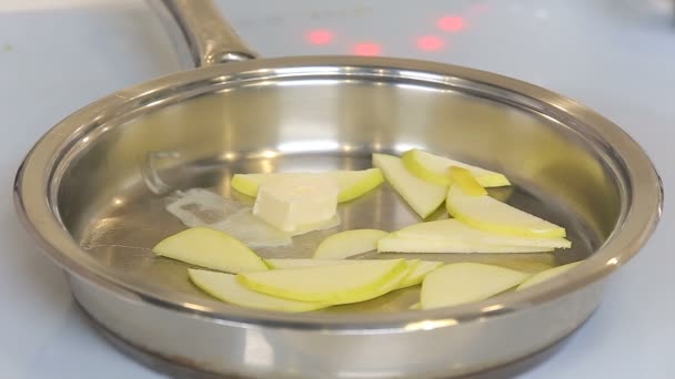 Freír rodajas de manzana con mantequilla en una sartén — Vídeo de stock