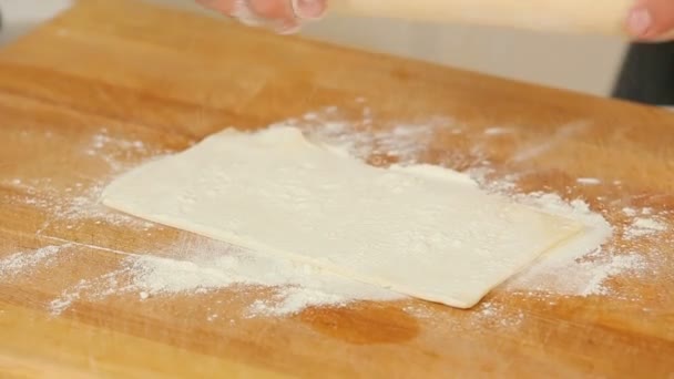 Wytaczanie ciasta z drewnianym wałkiem do pieczenia — Wideo stockowe