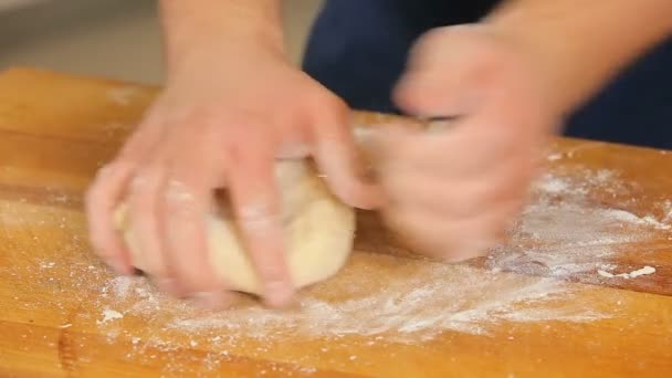 Chef pétrit la pâte — Video