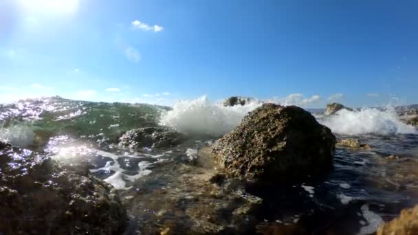 Kayalık bir sahilde ezilen deniz dalgaları — Stok video