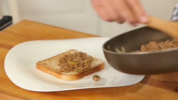 Making sandwich with toast bread and bolognese sauce — Stok video