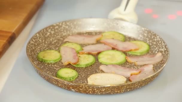 Frying baguette, zucchini and bacon slices for bruschettas — 비디오