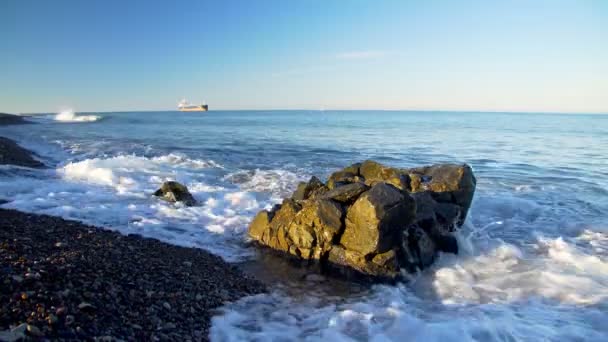 Taşlı çakıl deniz kıyısında gelgit geçişli — Stok video