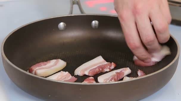 Жареный бекон на сковороде — стоковое видео