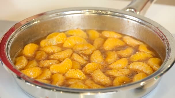 Filetes de mandarina pelados con azúcar en una sartén — Vídeos de Stock