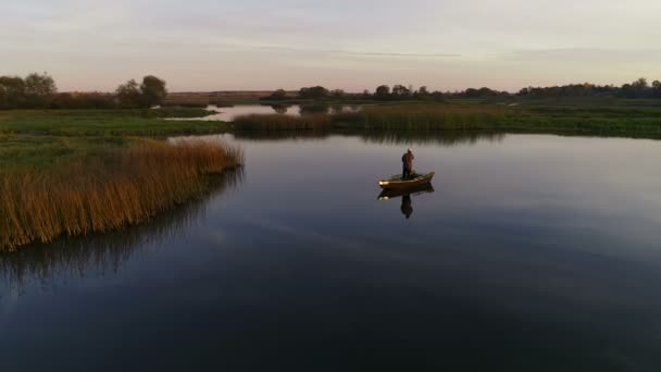 Flygfoto av en fiskare i en båt — Stockvideo