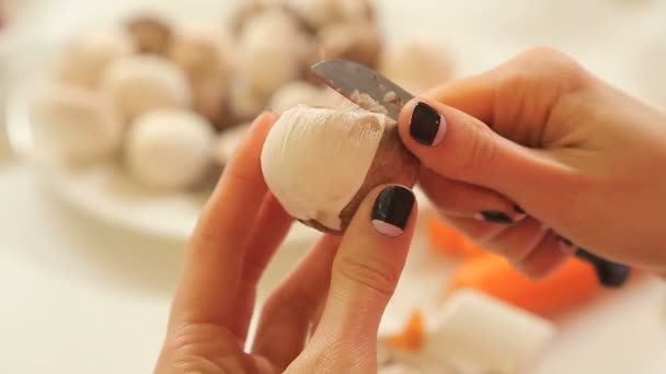Weibliche Hände beim Peeling von Champignons — Stockvideo
