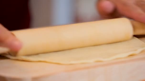 Rolling masa fina para pizza — Vídeos de Stock