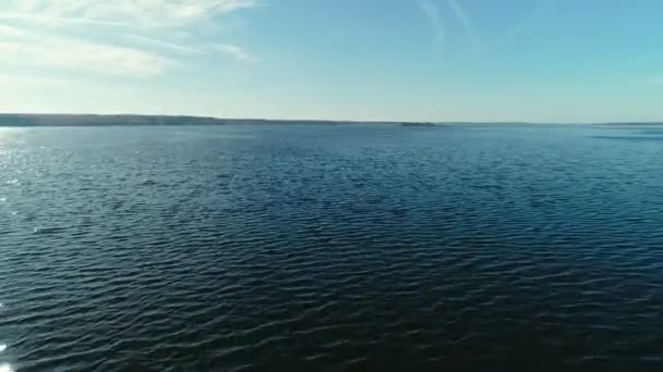 Veduta aerea di un lago blu — Video Stock