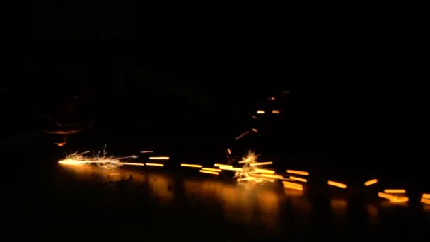 Parlak kıvılcımlarla metal kesen lazer. — Stok video