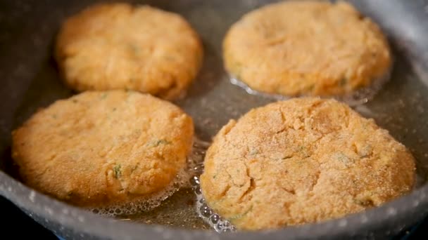 Cutlets är stekta i en stekpanna — Stockvideo