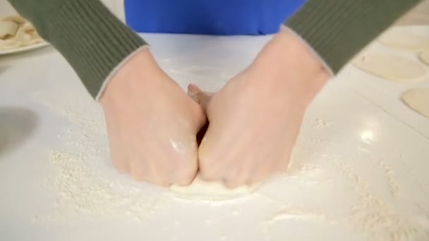 Kobieta ugniatająca i tocząca cienką pizzę — Wideo stockowe