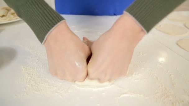 Femme pétrissant et roulant pâte à pizza mince — Video