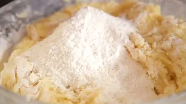 Cam bir kasede hamur yoğurmak