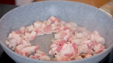 Tavada domuz pirzolası.