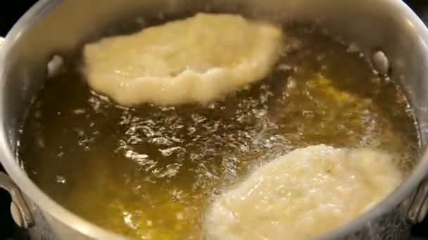 Bolinhos de massa em fritadeira com óleo quente fervente — Vídeo de Stock