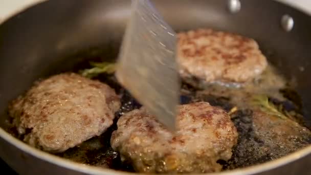 Freír chuletas de ternera en una sartén — Vídeos de Stock