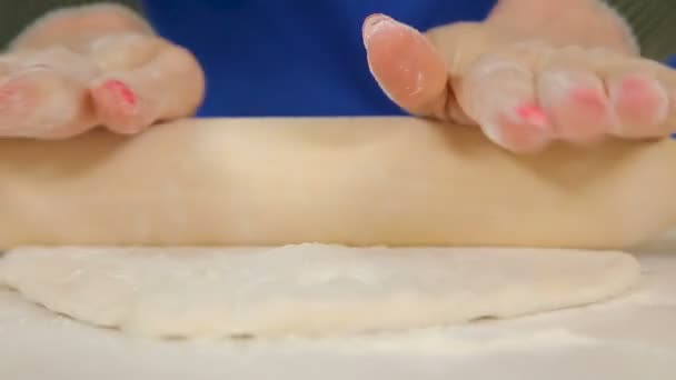 Mujer amasando y rodando masa de pizza delgada — Vídeo de stock