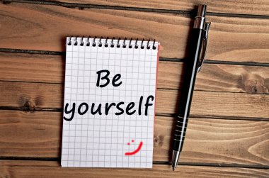 Kendin kelime defter üstünde ol