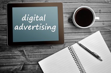 Tablet PC'de dijital reklam kelimeler