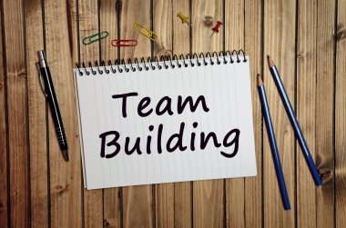 Takım bina kelime üstünde defter