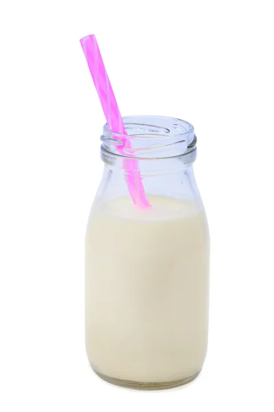 Milkshake de baunilha isolado em uma garrafa com palha rosa — Fotografia de Stock