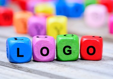 Tablo üzerinde logo kelime