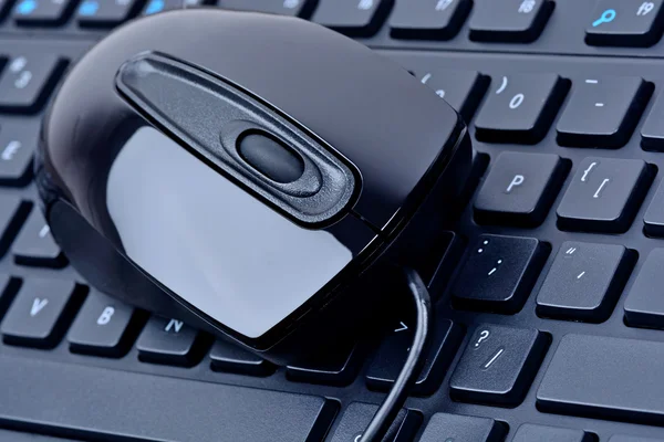 Клавиатурный компьютер с мышью — стоковое фото