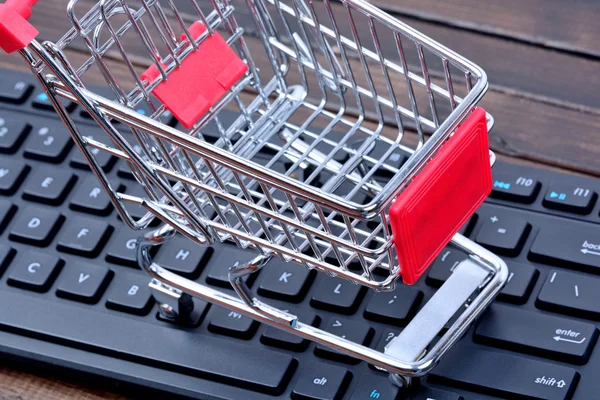 Warenkorb mit Tastaturcomputer auf dem Tisch — Stockfoto