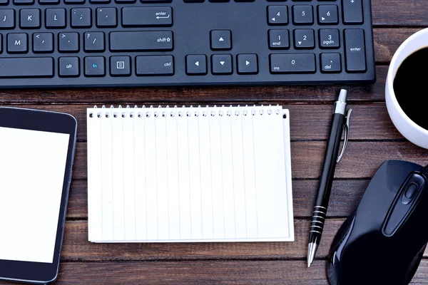 Telefon mit Notizblock und Tastatur auf dem Tisch — Stockfoto