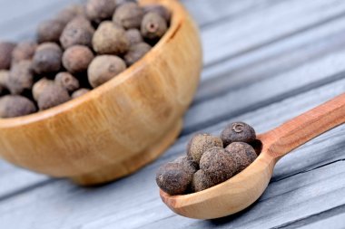 Tahta kaşıkla yenibahar