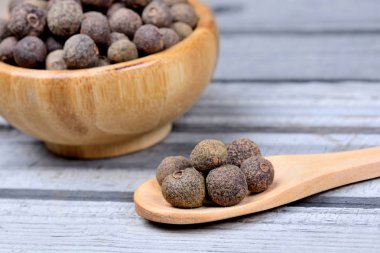 Kase ve tahta kaşıkla yenibahar