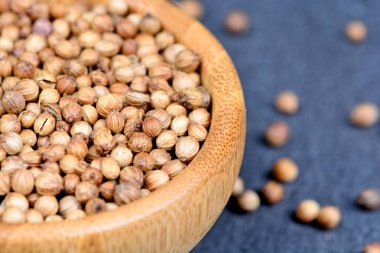 Kişniş kayrak bir kase içinde