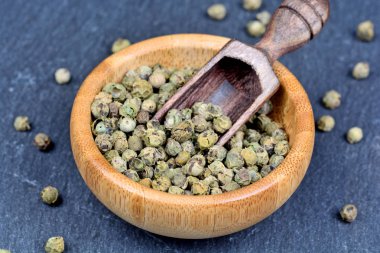 Bir kase ve Kepçe yeşil karabiber 