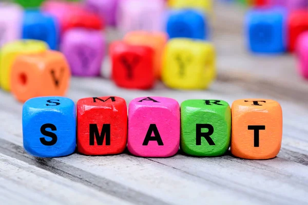 La palabra colorida Smart en la mesa — Foto de Stock