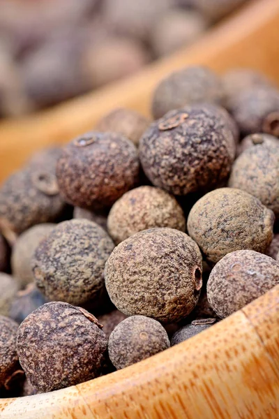 Allspice en cuencos de bambú — Foto de Stock