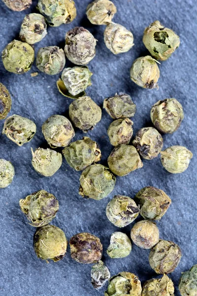 Group of green peppercorns on slate — Stok Foto