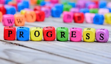 Ahşap masa üzerinde devam eden kelime