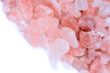 Beyaz arka plan üzerinde pembe tuz