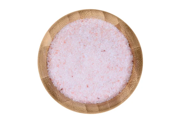Рожева сіль в бамбуковій мисці на білому тлі — стокове фото