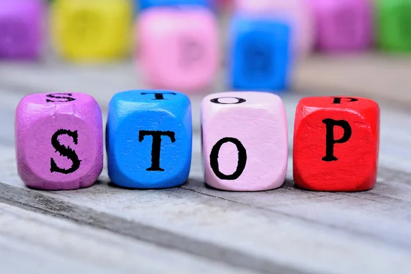 Stopp-Wort auf Holztisch — Stockfoto
