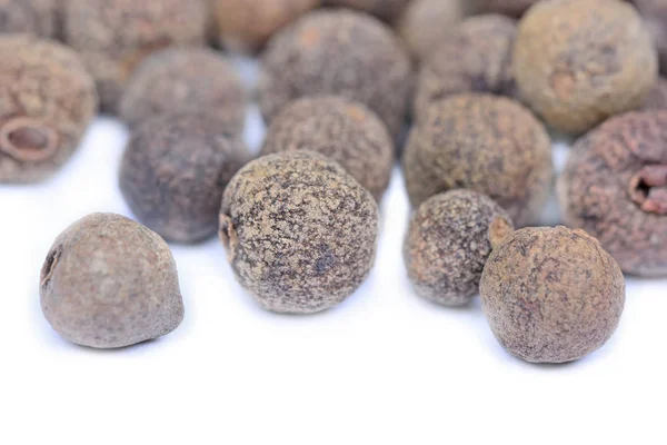 Allspice pada latar belakang putih — Stok Foto