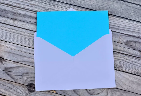 Enveope mit leerem blauen Papier — Stockfoto
