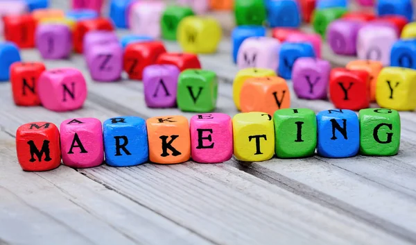 Parola di marketing sul tavolo — Foto Stock