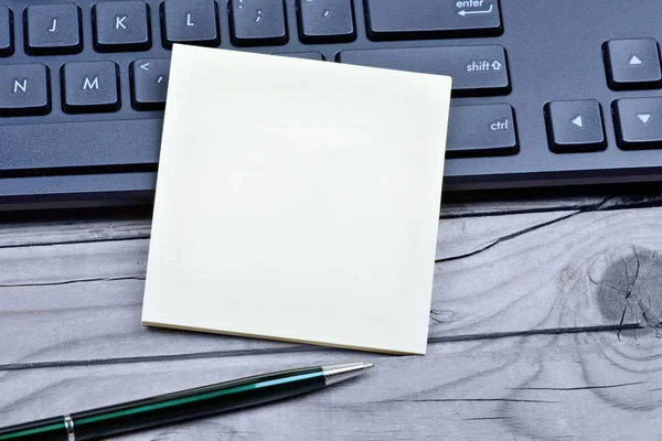 Notas com caneta e teclado computador — Fotografia de Stock